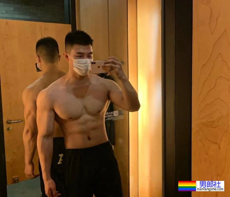 肉壮帅哥自拍照走红 - 51虹马