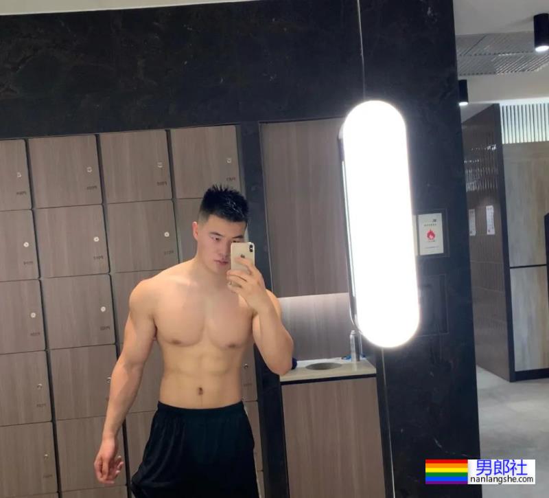 肉壮帅哥自拍照走红 - 51虹马