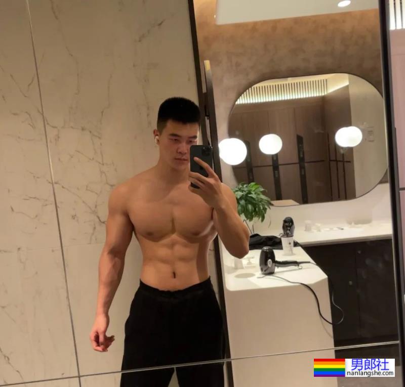 肉壮帅哥自拍照走红 - 51虹马