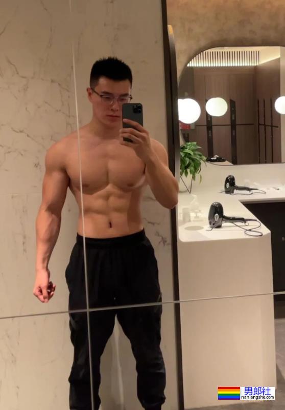 肉壮帅哥自拍照走红 - 51虹马