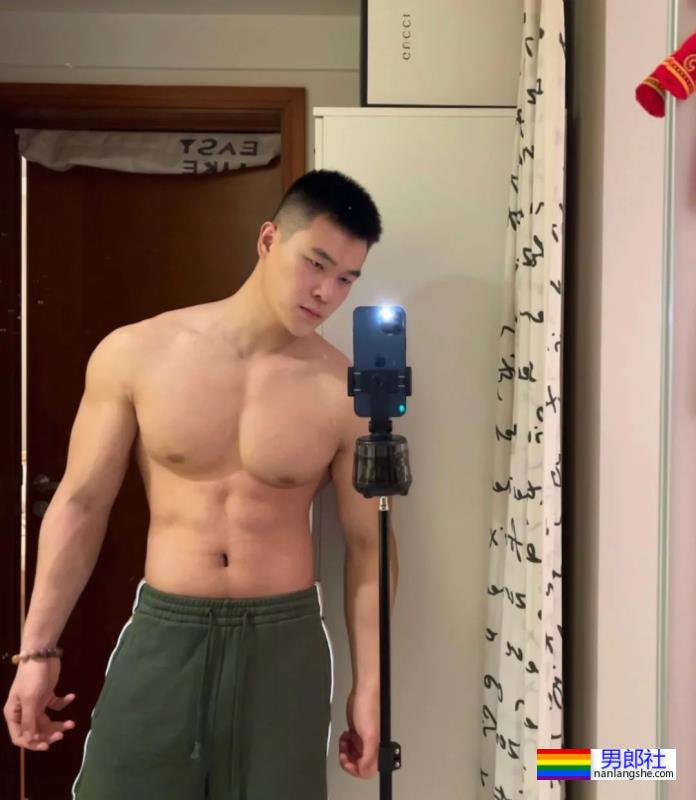 肉壮帅哥自拍照走红 - 51虹马