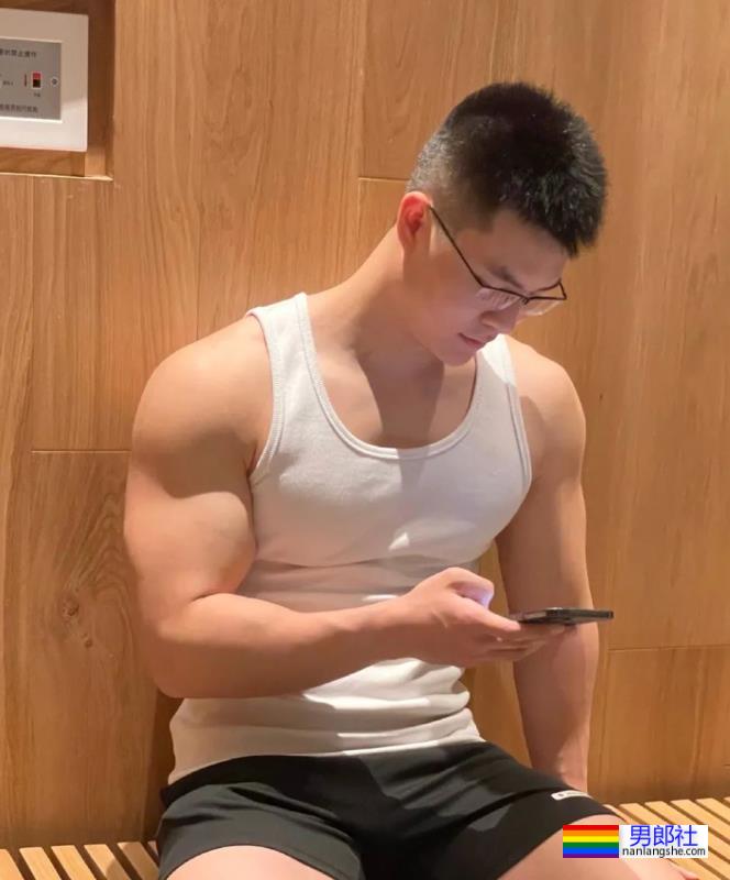 肉壮帅哥自拍照走红 - 51虹马