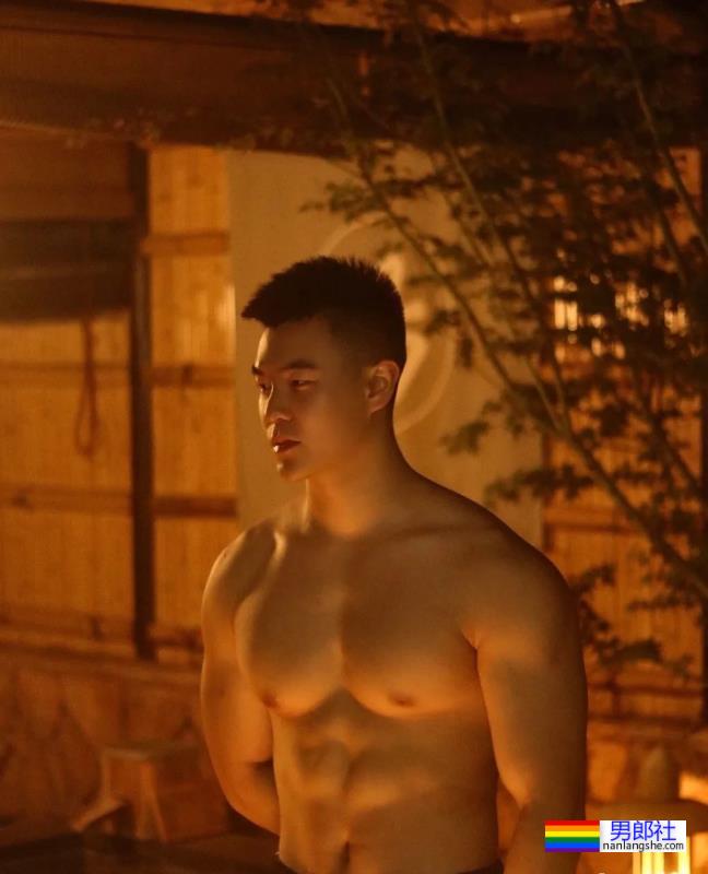 肉壮帅哥自拍照走红 - 51虹马