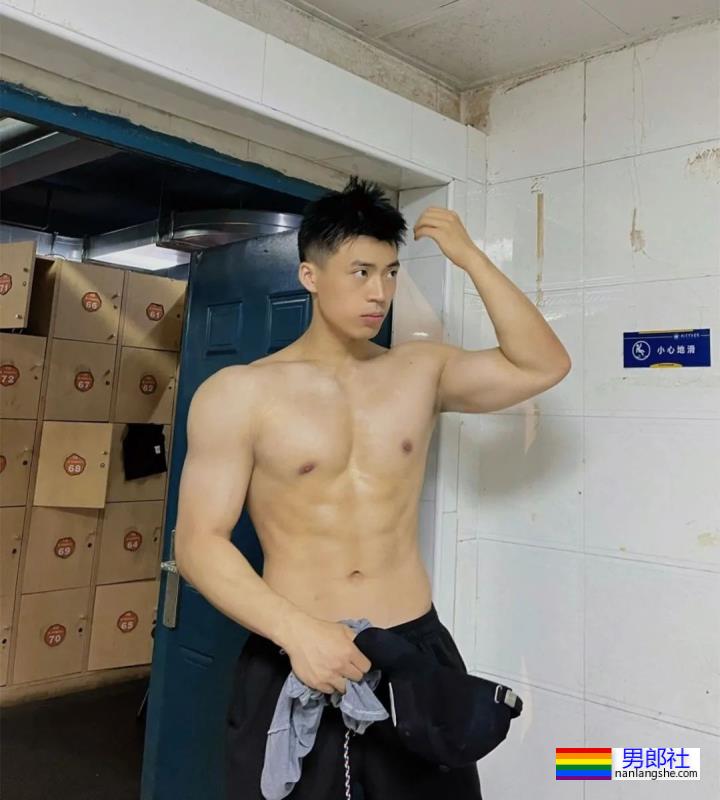 武汉体育学院的体育生，拉低运动裤秀人鱼线 - 51虹马