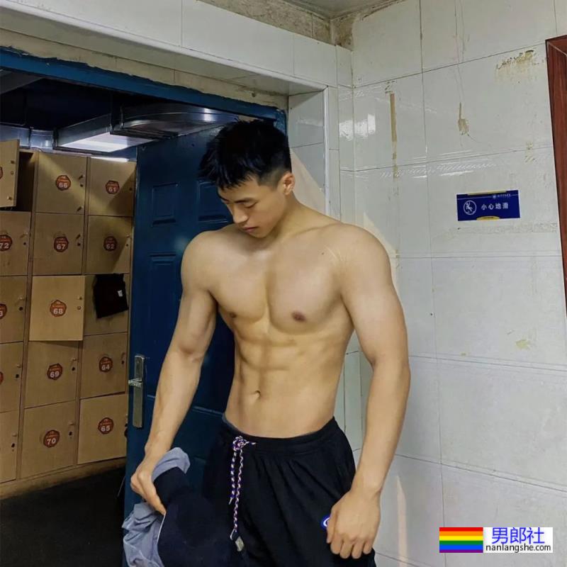 武汉体育学院的体育生，拉低运动裤秀人鱼线 - 51虹马