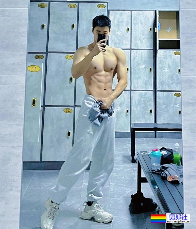 武汉体育学院的体育生，拉低运动裤秀人鱼线 - 51虹马