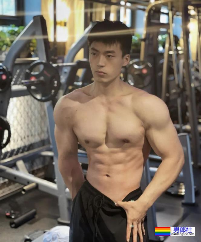 武汉体育学院的体育生，拉低运动裤秀人鱼线 - 51虹马