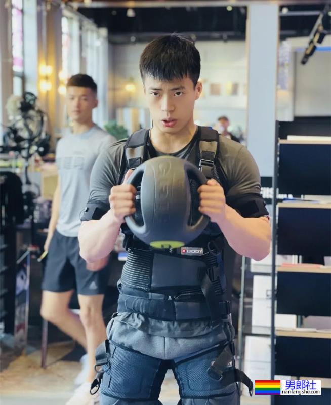 武汉体育学院的体育生，拉低运动裤秀人鱼线 - 51虹马