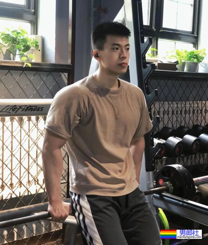 武汉体育学院的体育生，拉低运动裤秀人鱼线 - 51虹马