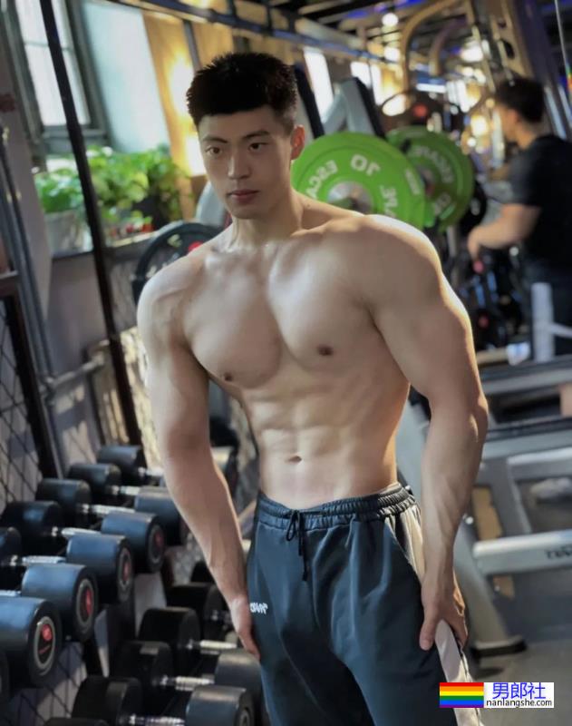 武汉体育学院的体育生，拉低运动裤秀人鱼线 - 51虹马