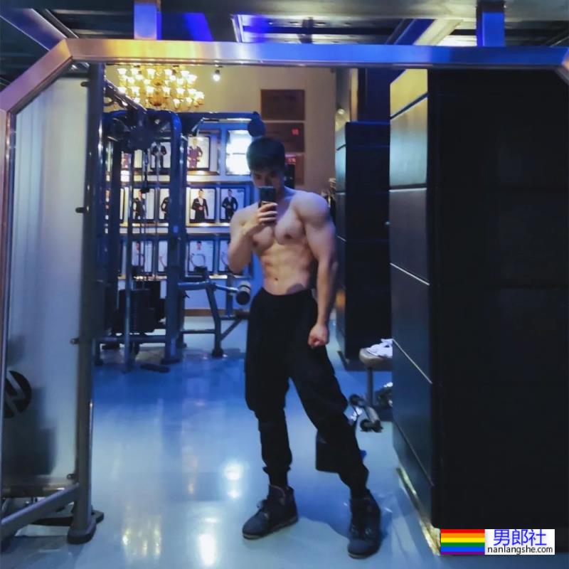 武汉体育学院的体育生，拉低运动裤秀人鱼线 - 51虹马