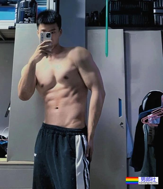 武汉体育学院的体育生，拉低运动裤秀人鱼线 - 51虹马