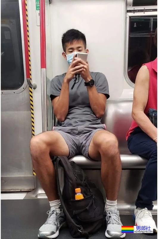 地铁抓拍之穿灰裤子的黑皮钻石高中生! - 51虹马 地铁抓拍之穿灰裤子的黑皮钻石高中生! - 51虹马