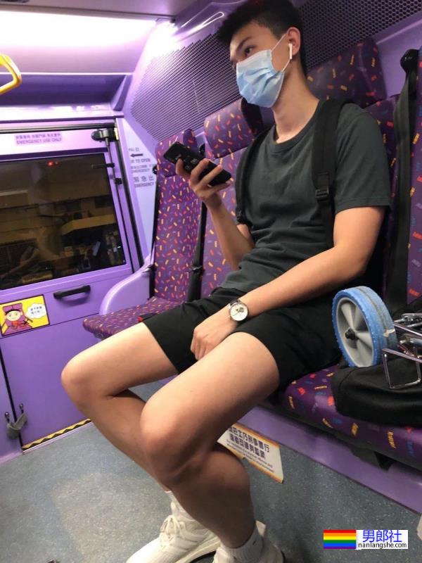 地铁抓拍之穿灰裤子的黑皮钻石高中生! - 51虹马 地铁抓拍之穿灰裤子的黑皮钻石高中生! - 51虹马