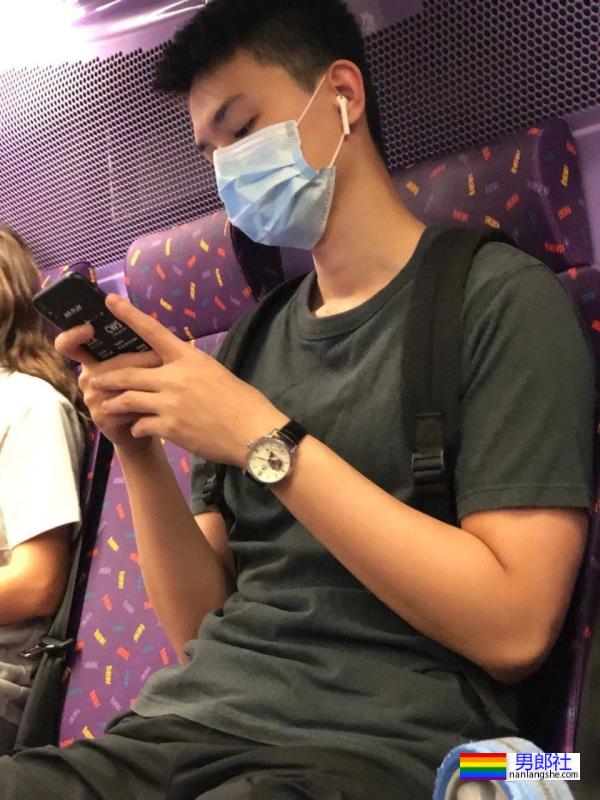 地铁抓拍之穿灰裤子的黑皮钻石高中生! - 51虹马 地铁抓拍之穿灰裤子的黑皮钻石高中生! - 51虹马