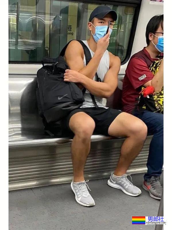 地铁抓拍之穿灰裤子的黑皮钻石高中生! - 51虹马 地铁抓拍之穿灰裤子的黑皮钻石高中生! - 51虹马