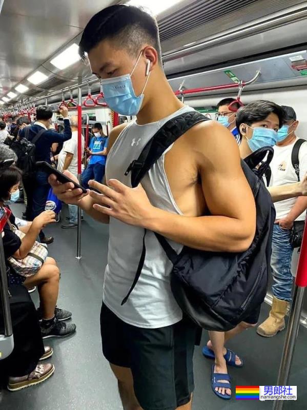 地铁抓拍之穿灰裤子的黑皮钻石高中生! - 51虹马 地铁抓拍之穿灰裤子的黑皮钻石高中生! - 51虹马