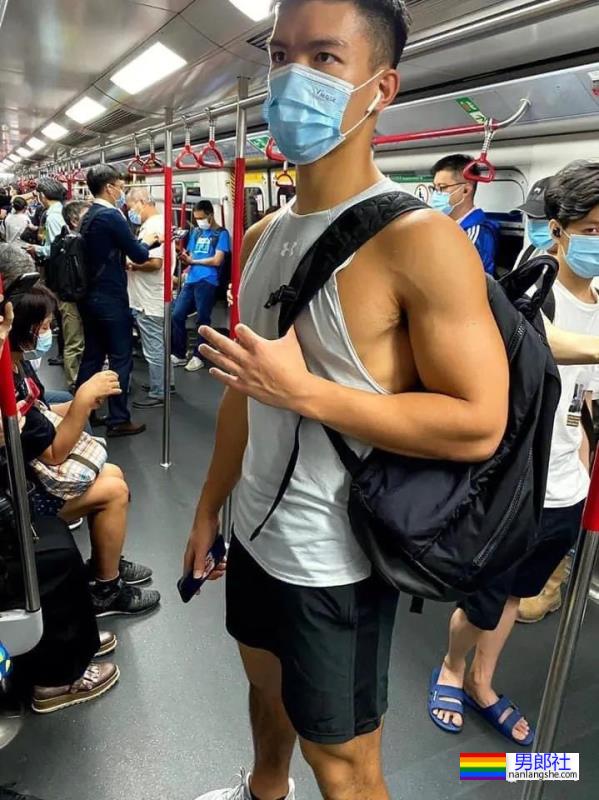 地铁抓拍之穿灰裤子的黑皮钻石高中生! - 51虹马 地铁抓拍之穿灰裤子的黑皮钻石高中生! - 51虹马