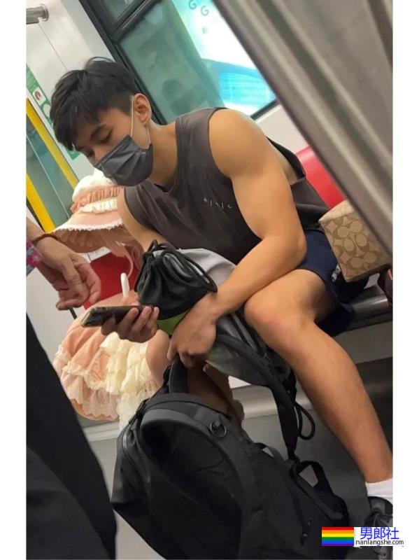 地铁抓拍之穿灰裤子的黑皮钻石高中生! - 51虹马 地铁抓拍之穿灰裤子的黑皮钻石高中生! - 51虹马