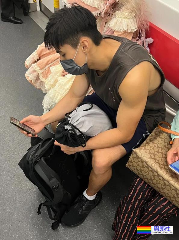 地铁抓拍之穿灰裤子的黑皮钻石高中生! - 51虹马 地铁抓拍之穿灰裤子的黑皮钻石高中生! - 51虹马