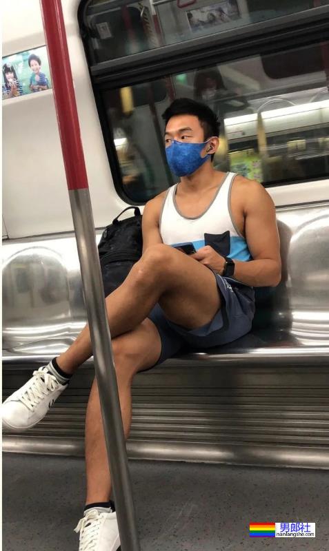 地铁抓拍之穿灰裤子的黑皮钻石高中生! - 51虹马 地铁抓拍之穿灰裤子的黑皮钻石高中生! - 51虹马