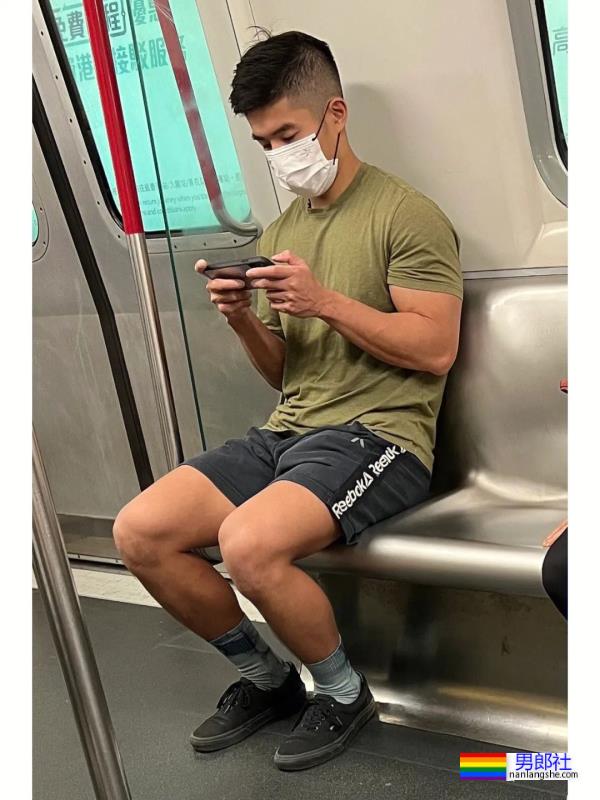 地铁抓拍之穿灰裤子的黑皮钻石高中生! - 51虹马 地铁抓拍之穿灰裤子的黑皮钻石高中生! - 51虹马