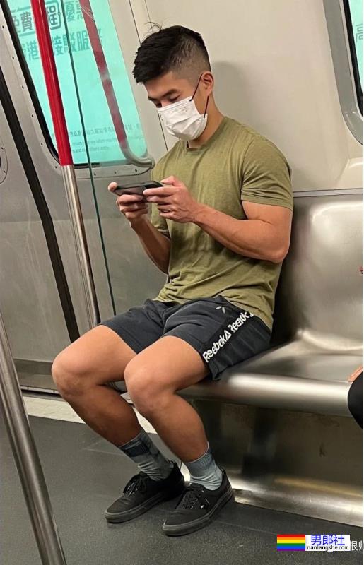 地铁抓拍之穿灰裤子的黑皮钻石高中生! - 51虹马 地铁抓拍之穿灰裤子的黑皮钻石高中生! - 51虹马