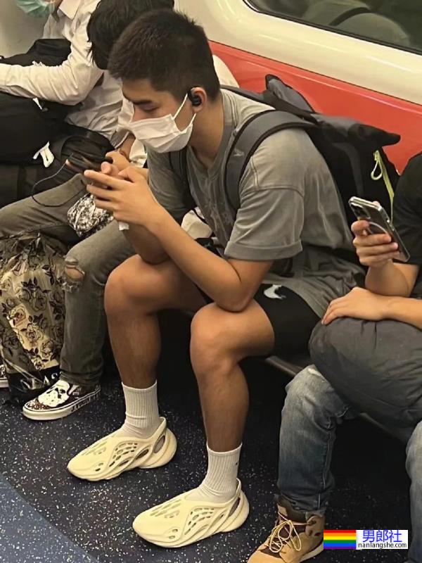 地铁抓拍之穿灰裤子的黑皮钻石高中生! - 51虹马 地铁抓拍之穿灰裤子的黑皮钻石高中生! - 51虹马