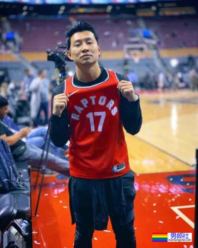 CK找了个东北中年大叔当男模，新拍的内裤写真引热议 - 51虹马