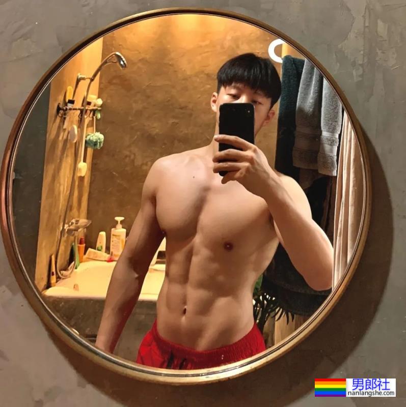 不输美国队长！体操冠军张宏涛因身材自拍照被判定违规…… - 51虹马