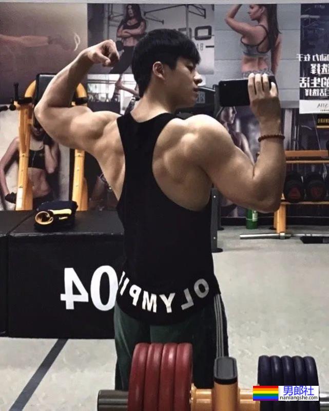 不输美国队长！体操冠军张宏涛因身材自拍照被判定违规…… - 51虹马