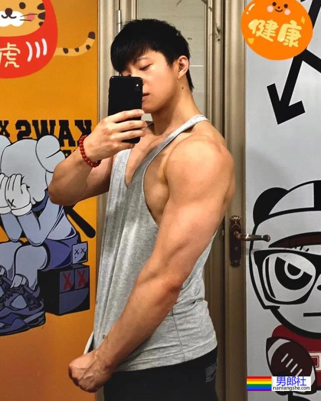 不输美国队长！体操冠军张宏涛因身材自拍照被判定违规…… - 51虹马