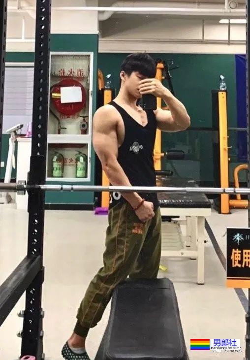 不输美国队长！体操冠军张宏涛因身材自拍照被判定违规…… - 51虹马