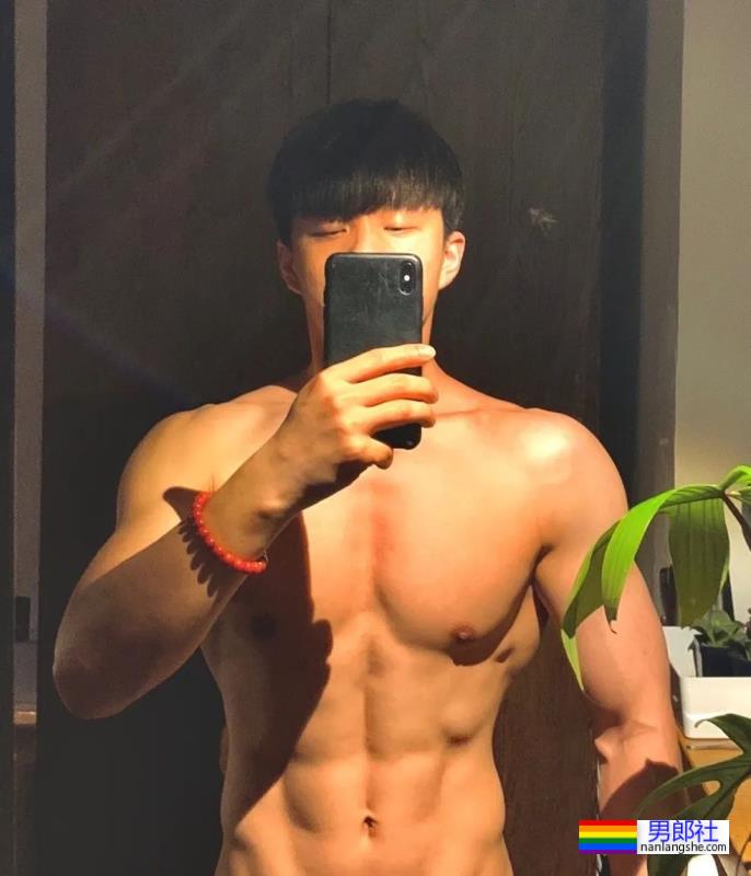 不输美国队长！体操冠军张宏涛因身材自拍照被判定违规…… - 51虹马