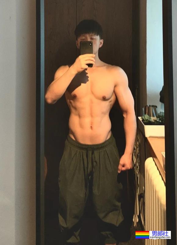 不输美国队长！体操冠军张宏涛因身材自拍照被判定违规…… - 51虹马