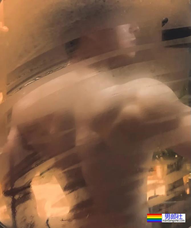 不输美国队长！体操冠军张宏涛因身材自拍照被判定违规…… - 51虹马