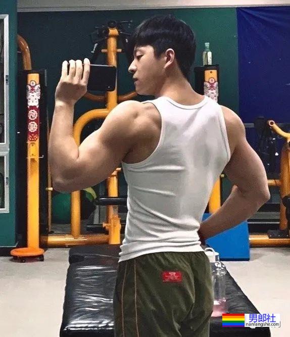 不输美国队长！体操冠军张宏涛因身材自拍照被判定违规…… - 51虹马