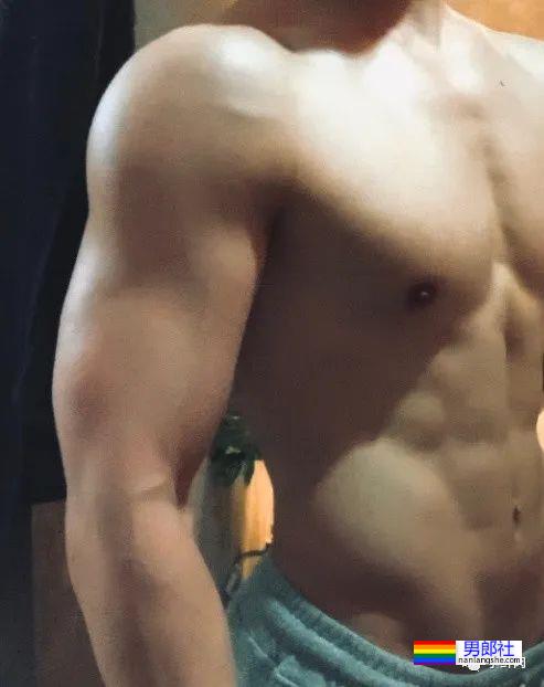 不输美国队长！体操冠军张宏涛因身材自拍照被判定违规…… - 51虹马