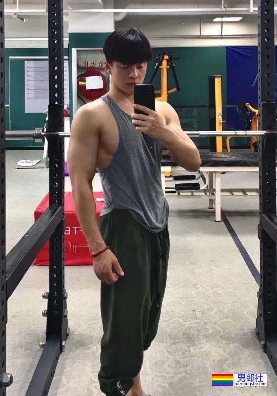 不输美国队长！体操冠军张宏涛因身材自拍照被判定违规…… - 51虹马