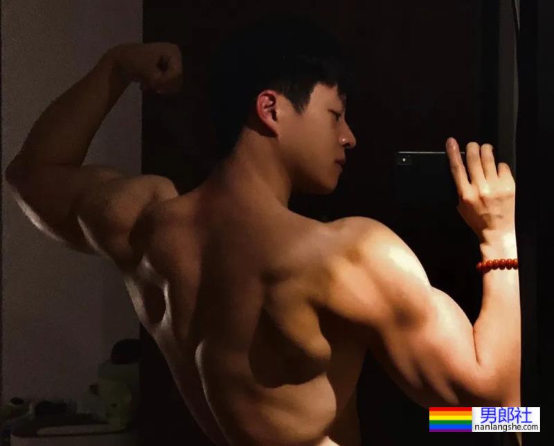 不输美国队长！体操冠军张宏涛因身材自拍照被判定违规…… - 51虹马