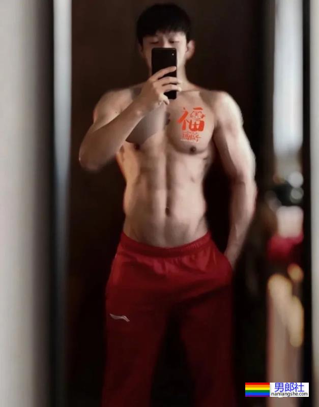 不输美国队长！体操冠军张宏涛因身材自拍照被判定违规…… - 51虹马