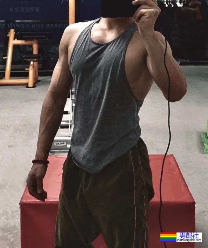 不输美国队长！体操冠军张宏涛因身材自拍照被判定违规…… - 51虹马