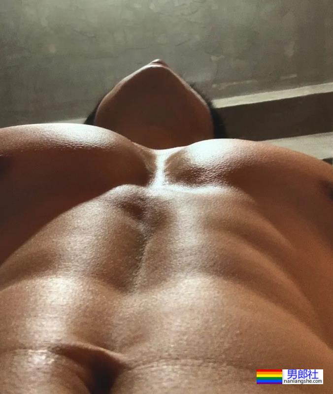 不输美国队长！体操冠军张宏涛因身材自拍照被判定违规…… - 51虹马