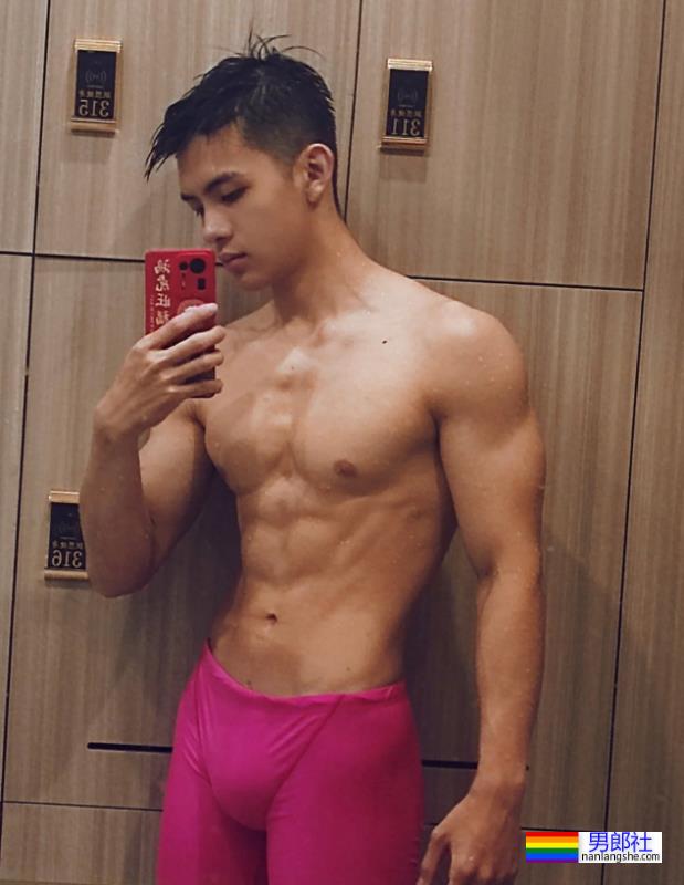 毕业于广州体院的游泳教练，穿红泳裤自拍照引网友围观！-51虹马
