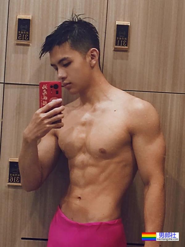 毕业于广州体院的游泳教练，穿红泳裤自拍照引网友围观！ - 51虹马