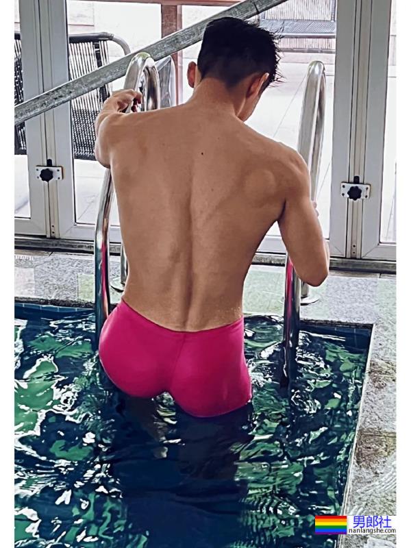 毕业于广州体院的游泳教练，穿红泳裤自拍照引网友围观！ - 51虹马