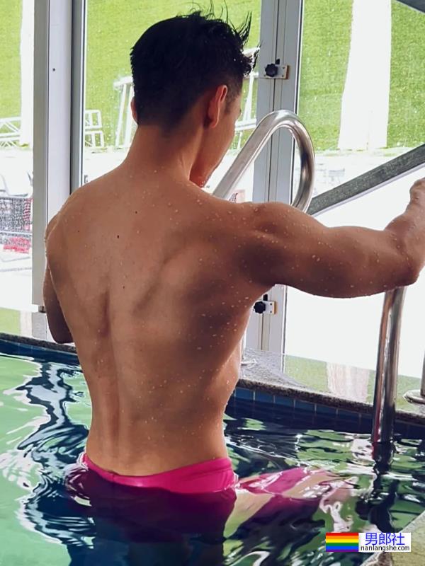 毕业于广州体院的游泳教练，穿红泳裤自拍照引网友围观！ - 51虹马