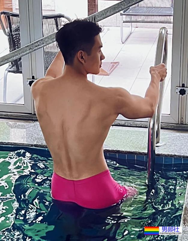 毕业于广州体院的游泳教练，穿红泳裤自拍照引网友围观！ - 51虹马