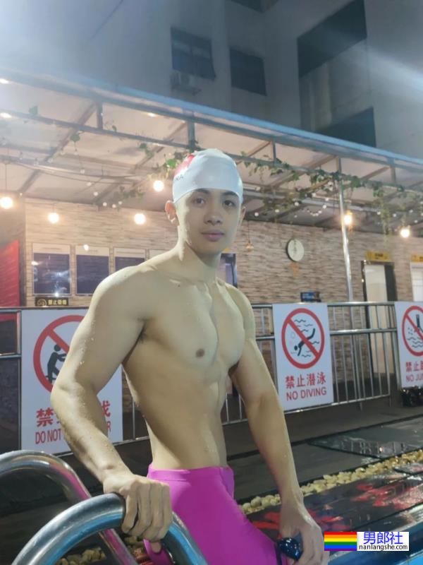 毕业于广州体院的游泳教练，穿红泳裤自拍照引网友围观！ - 51虹马