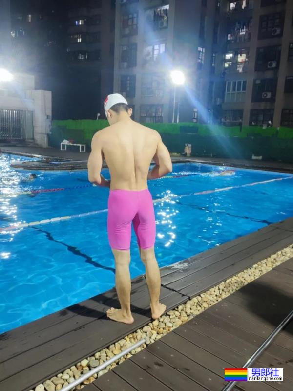 毕业于广州体院的游泳教练，穿红泳裤自拍照引网友围观！ - 51虹马